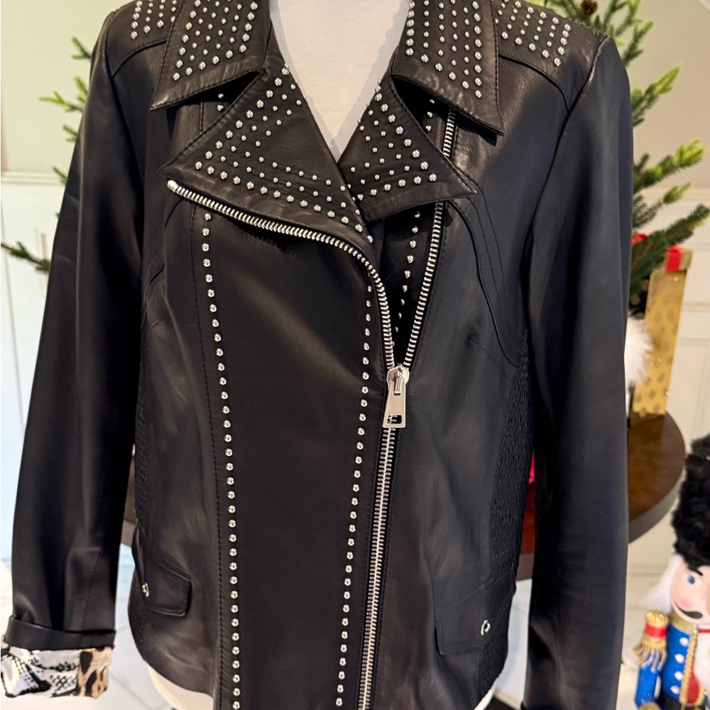 Studded Black Leather Jacket
MADE IN 🇮🇹 ITALY
EXCELLENT CONDITION